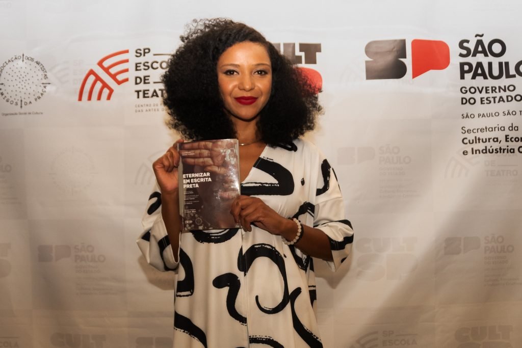 Fotografia Colorida Daiany Pontes no lançamento do livro “Eternizar em Escrita Preta”