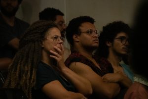 Fotografia Colorida de estudantes no evento formativo Letramento Racial II no Brás