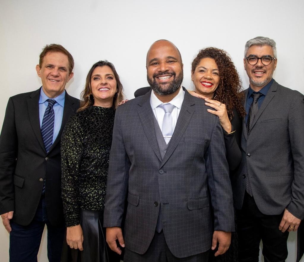 Os jurados do Prêmio Arcanjo 2023: Hubert Alquéres, Adriana de Barros, Miguel Arcanjo Prado, Zirlene Lemos e Bob Sousa.