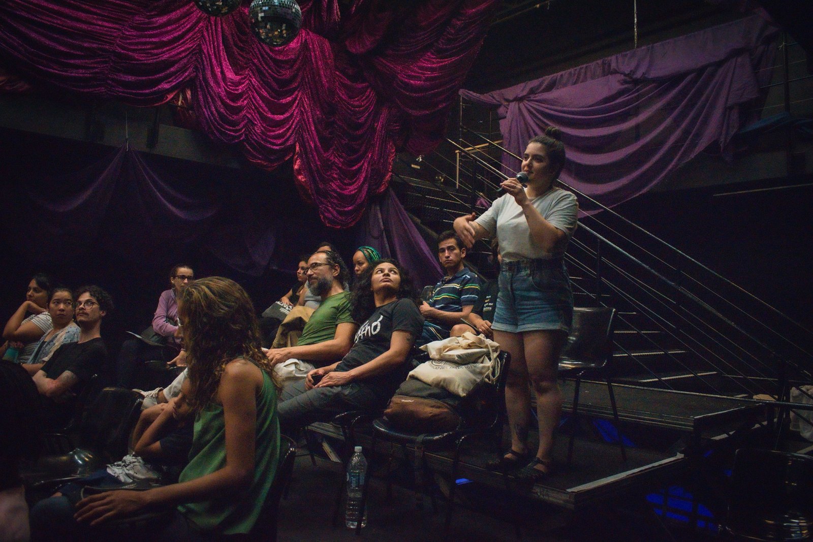 Fotografia colorida de palestra "Desafios da Acessibilidade na Indústria Criativa" com Elder Fraga, Fernanda Amaral, Herberth Vital e Marcos Abranches na Roosevelt