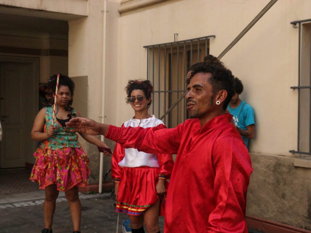 Fotografia colorida de apresentação final do curso de extensão "Iniciação ao Reisado do Congo" com Zé Nilton e Cinho Fagner