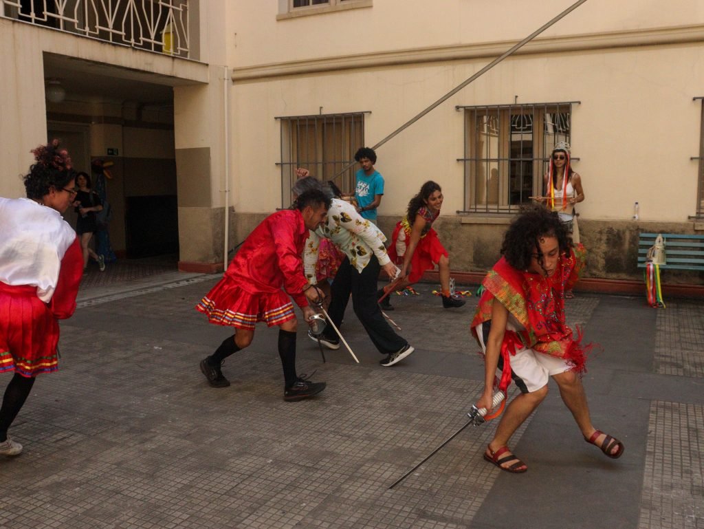 Fotografia colorida de apresentação final do curso de extensão "Iniciação ao Reisado do Congo" com Zé Nilton e Cinho Fagner