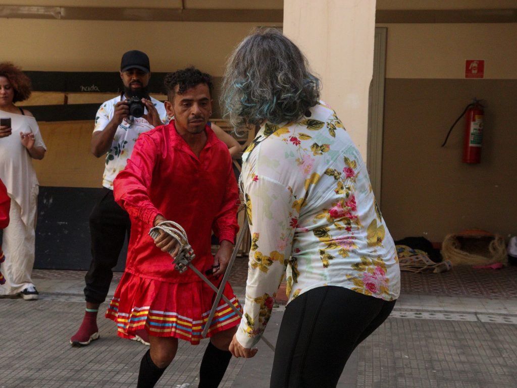 Fotografia colorida de apresentação final do curso de extensão "Iniciação ao Reisado do Congo" com Zé Nilton e Cinho Fagner