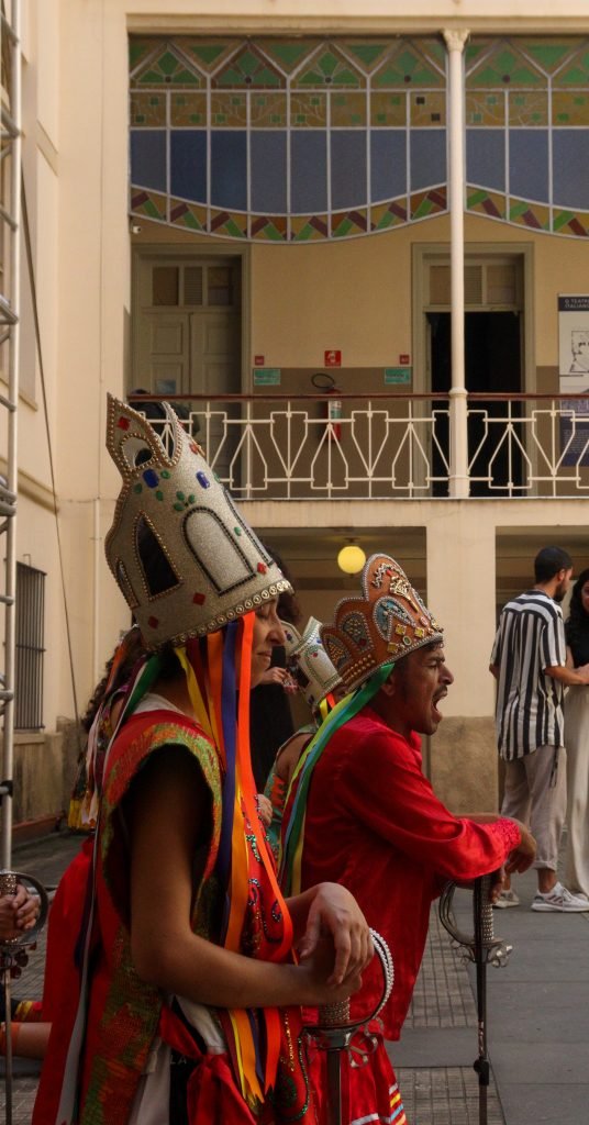 Fotografia colorida de apresentação final do curso de extensão "Iniciação ao Reisado do Congo" com Zé Nilton e Cinho Fagner