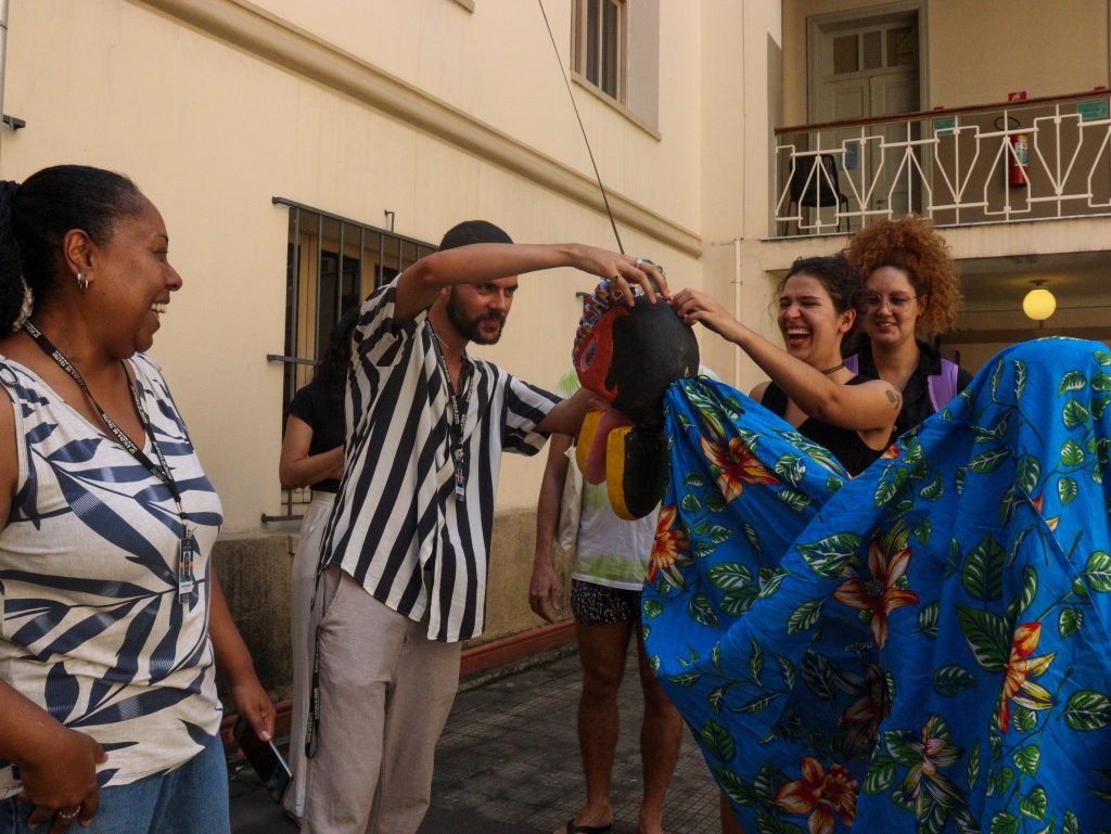 Fotografia colorida de apresentação final do curso de extensão "Iniciação ao Reisado do Congo" com Zé Nilton e Cinho Fagner