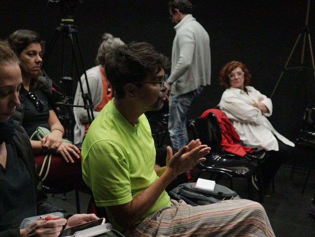 Fotografia colorida de palestra "Biodrama: A Dramaturgia do Destino" com Vivi Tellas na Roosvelt