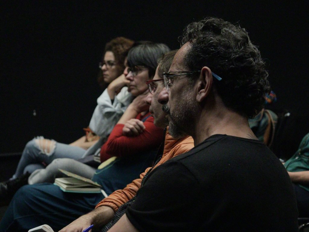 Fotografia colorida de palestra "Biodrama: A Dramaturgia do Destino" com Vivi Tellas na Roosvelt
