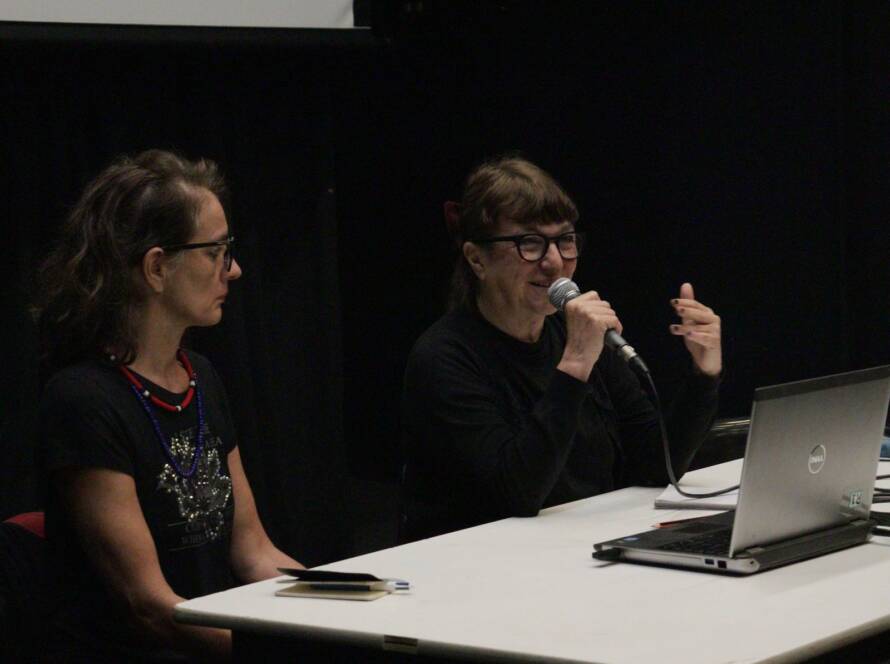 Fotografia colorida de palestra "Biodrama: A Dramaturgia do Destino" com Vivi Tellas na Roosvelt