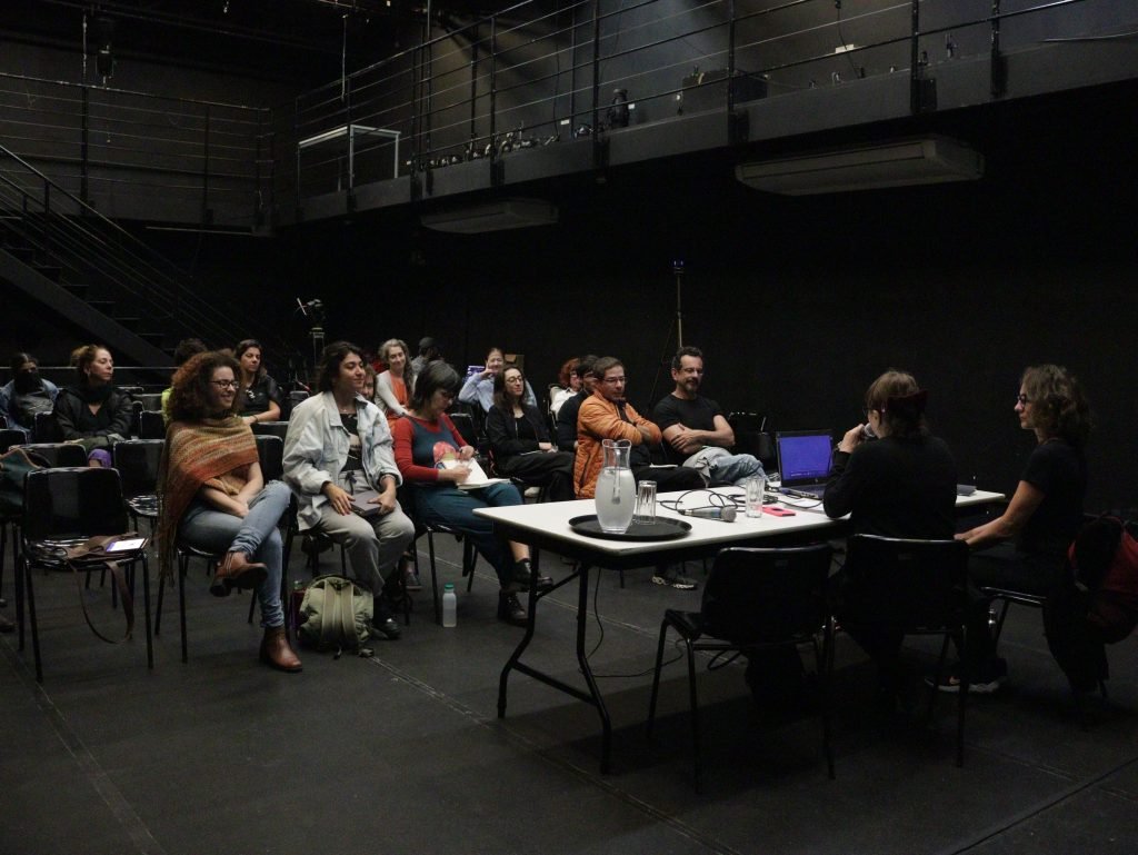 Fotografia colorida de palestra "Biodrama: A Dramaturgia do Destino" com Vivi Tellas na Roosvelt