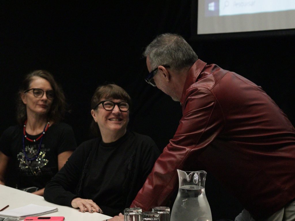 Fotografia colorida de palestra "Biodrama: A Dramaturgia do Destino" com Vivi Tellas na Roosvelt