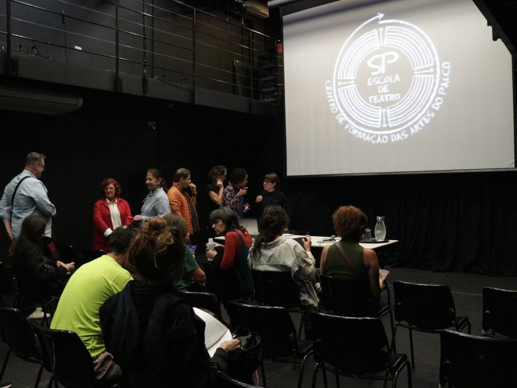 Fotografia colorida de palestra "Biodrama: A Dramaturgia do Destino" com Vivi Tellas na Roosvelt