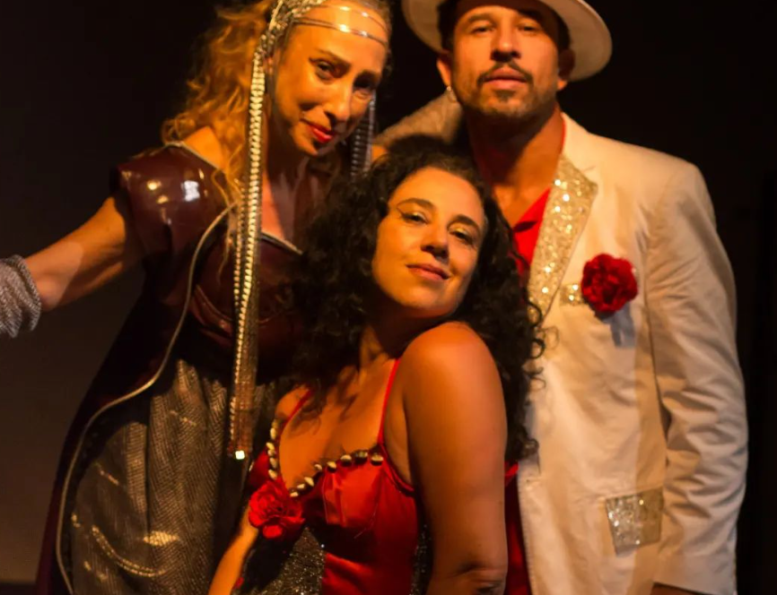 FUTURO-ANCESTRAL: UM RITO-CARTEADO NA ENCRUZILHADA está em cartaz no Teatro Estelar. Foto: Tati Wexler