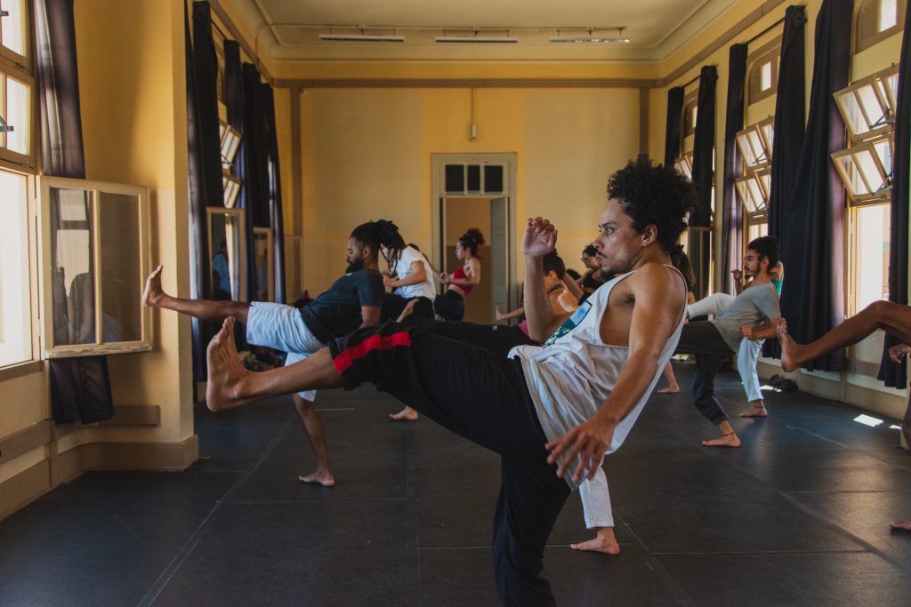 Fotografia colorida de Workshop "Corpo Iêê: A Dança da Capoeira" com Rafael Oliveira no Brás