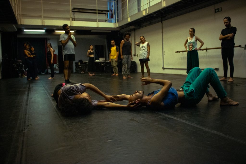 Fotografia colorida de curso "Dança para além dos muros" com Rodrigo Alcântara na Roosevelt