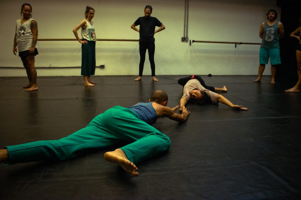 Fotografia colorida de curso "Dança para além dos muros" com Rodrigo Alcântara na Roosevelt