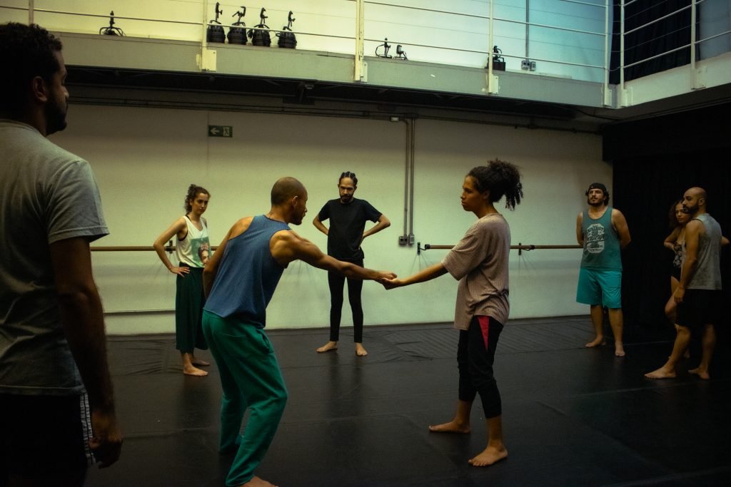 Fotografia colorida de curso "Dança para além dos muros" com Rodrigo Alcântara na Roosevelt