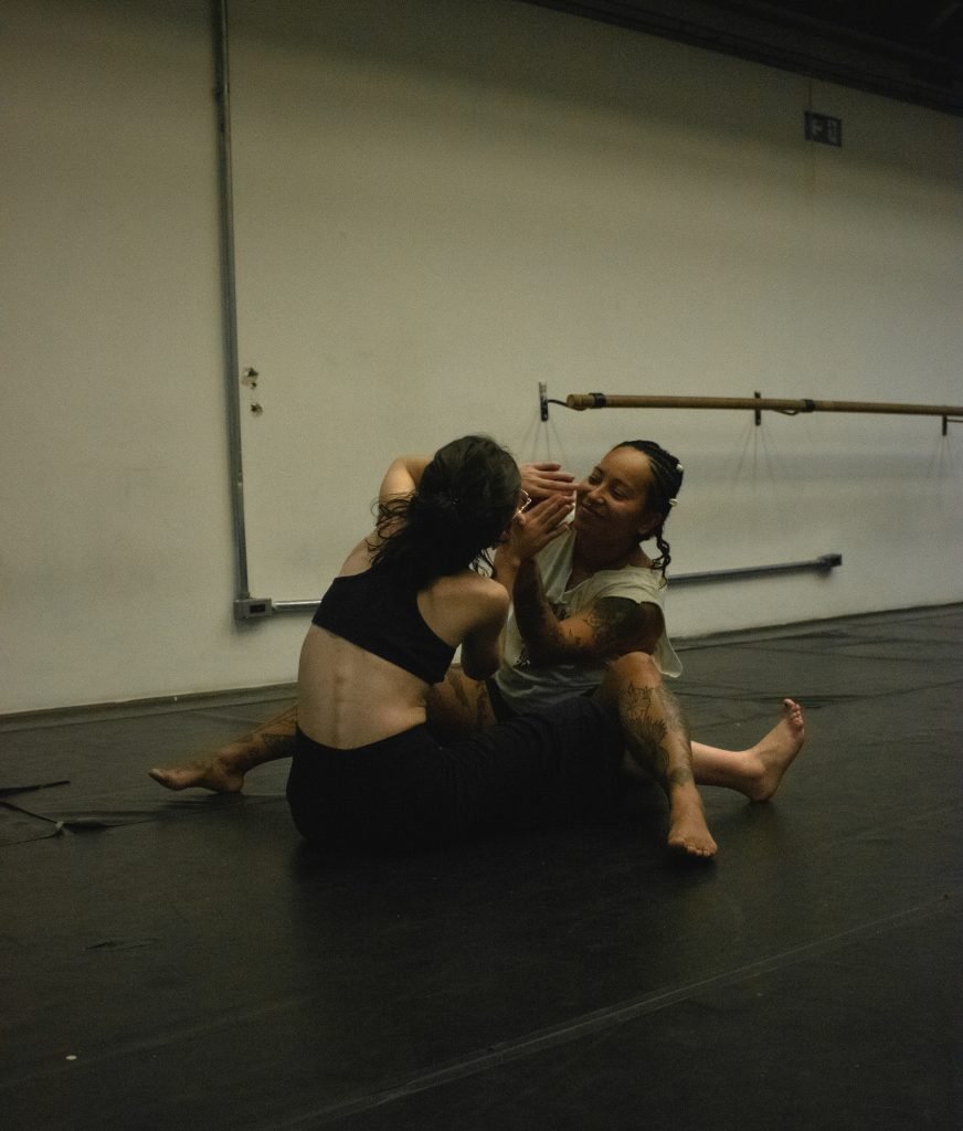 Fotografia colorida de curso "Dança para além dos muros" com Rodrigo Alcântara na Roosevelt