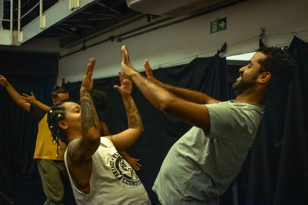 Fotografia colorida de curso "Dança para além dos muros" com Rodrigo Alcântara na Roosevelt