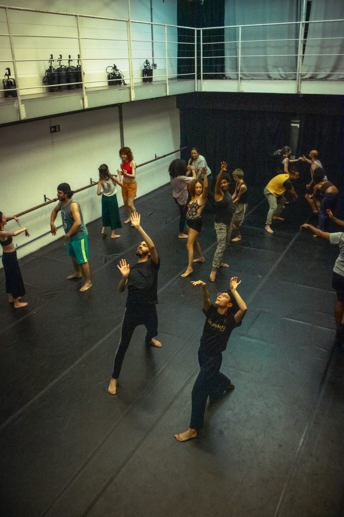 Fotografia colorida de curso "Dança para além dos muros" com Rodrigo Alcântara na Roosevelt