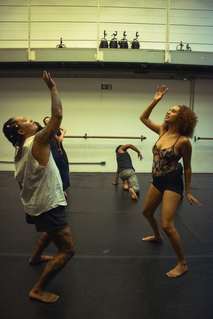 Fotografia colorida de curso "Dança para além dos muros" com Rodrigo Alcântara na Roosevelt