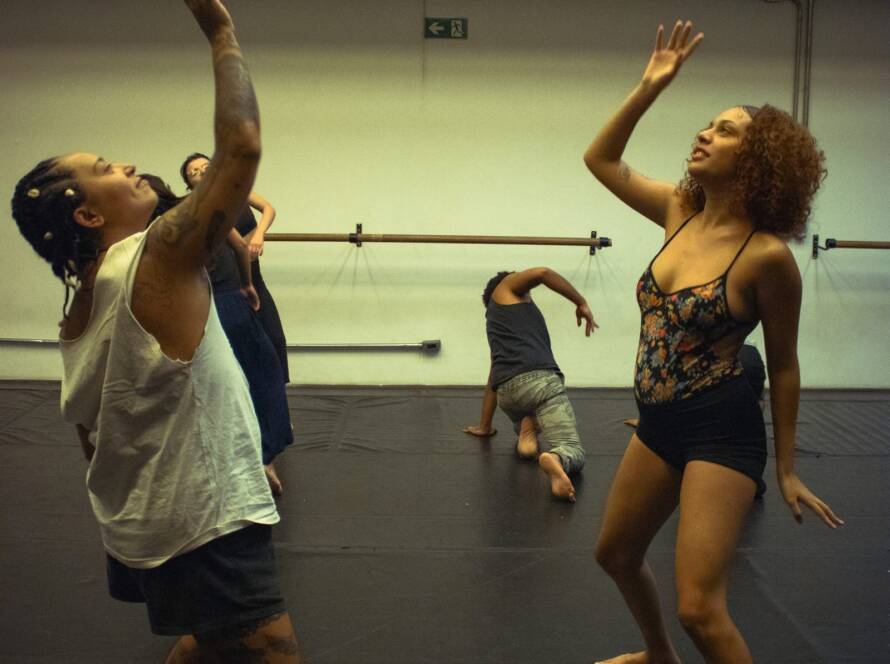 Fotografia colorida de curso "Dança para além dos muros" com Rodrigo Alcântara na Roosevelt