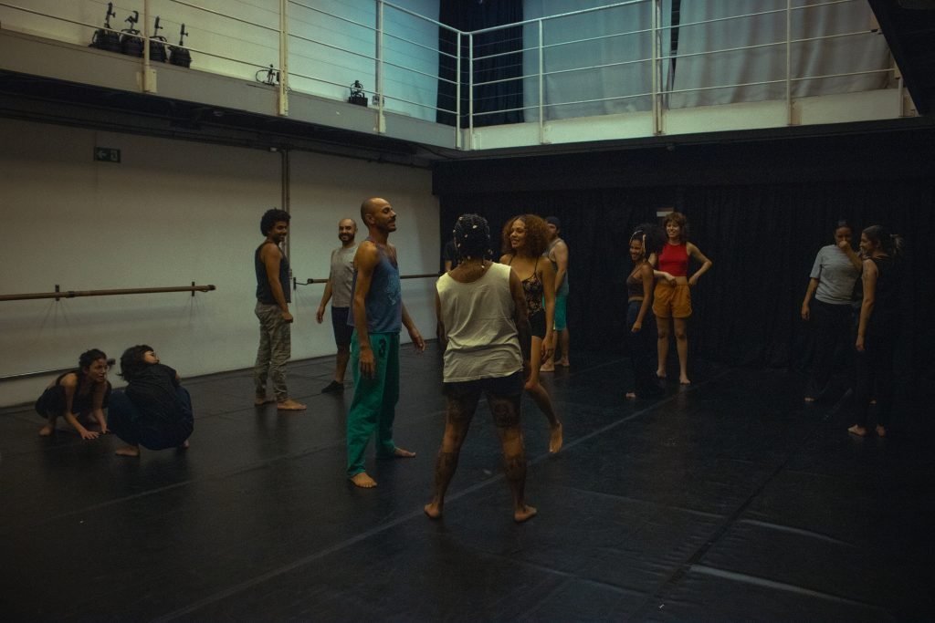 Fotografia colorida de curso "Dança para além dos muros" com Rodrigo Alcântara na Roosevelt