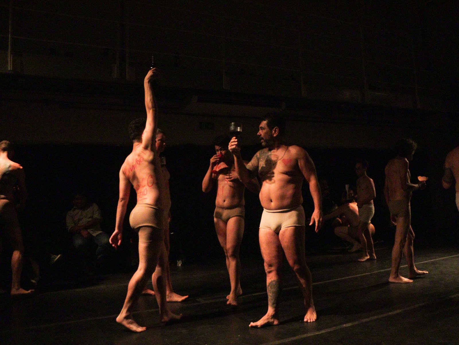Fotografia colorida de apresentação final do curso "Dança para todos os corpos" com Marcos Abranches na Roosevelt