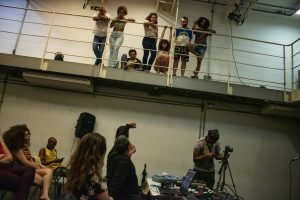 Fotografia colorida de dia de gravação do ELA: Curso de atuação para audiovisual com Christian Landi na Roosevelt