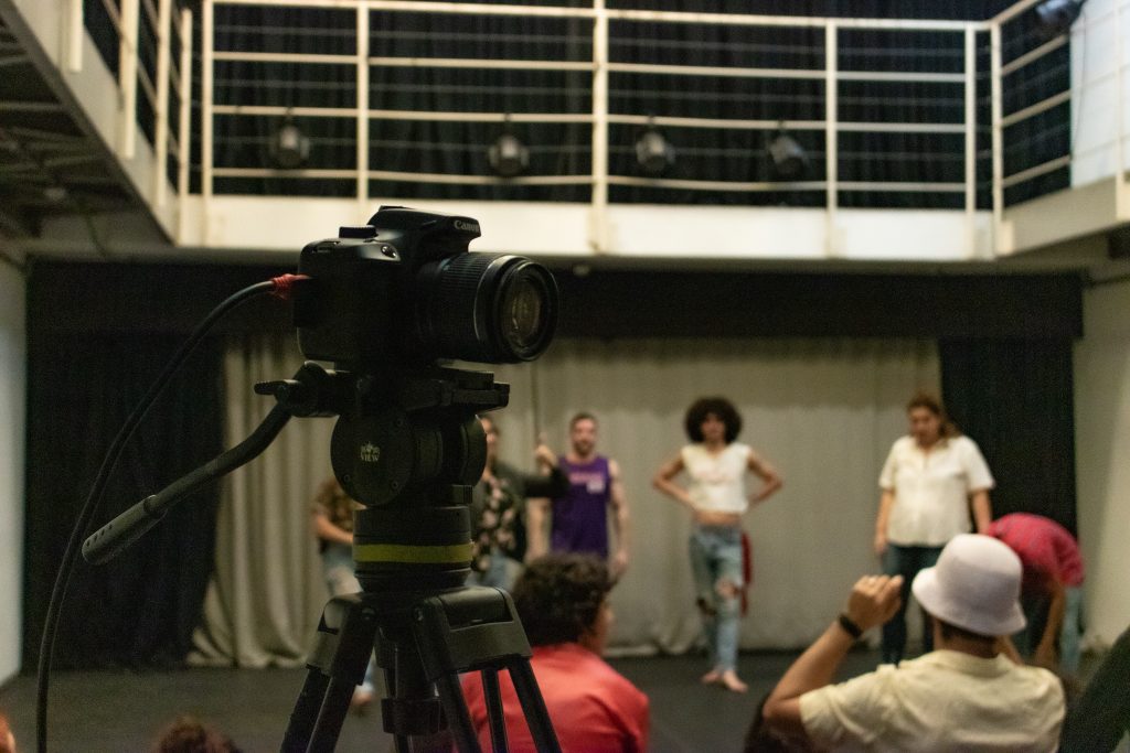 Fotografia colorida de dia de gravação do ELA: Curso de atuação para audiovisual com Christian Landi na Roosevelt