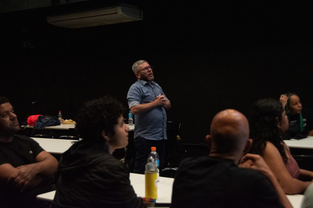 Fotografia colorida de curso "O Beabá da Produção" com Marco Prado na Roosevelt