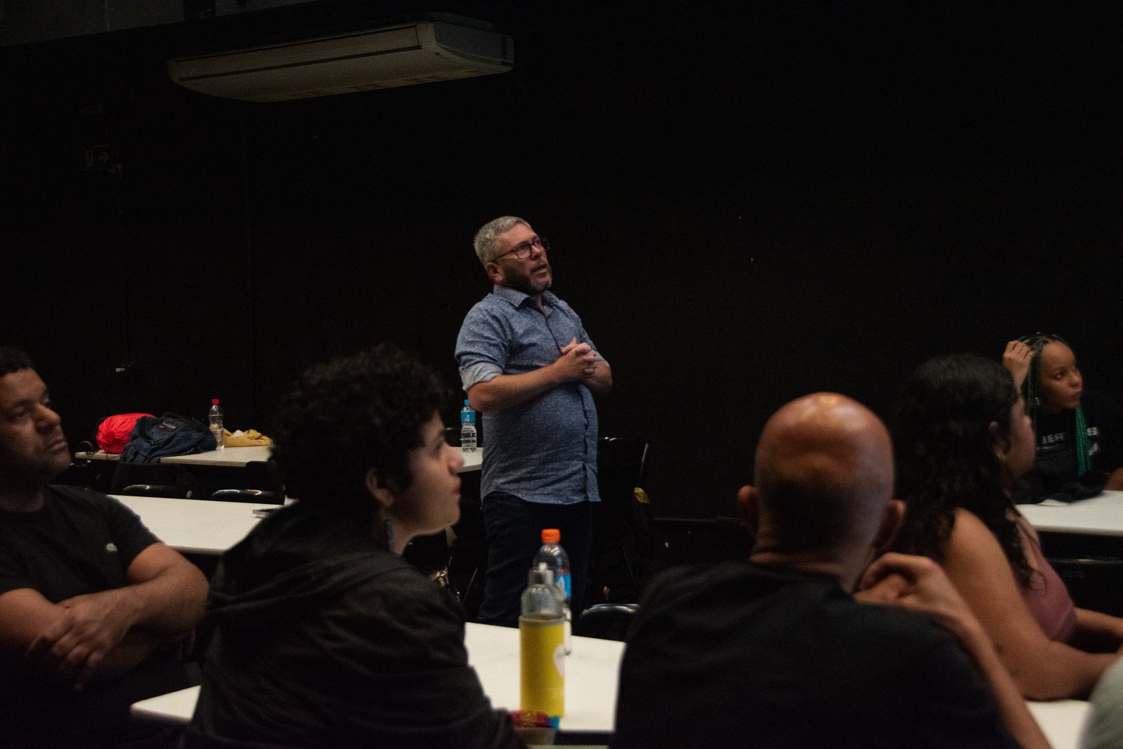 Fotografia colorida de curso "O Beabá da Produção" com Marco Prado na Roosevelt