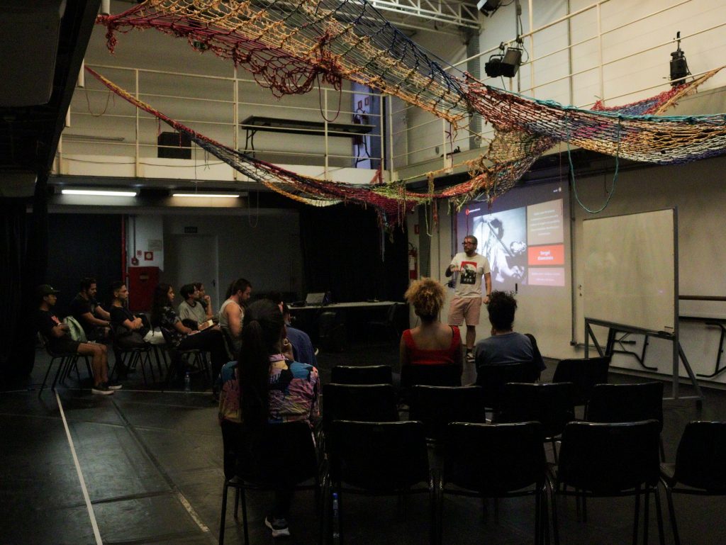 Fotografia colorida de ELA: Curso de produção para audiovisual com Airo Munhoz na Roosevelt