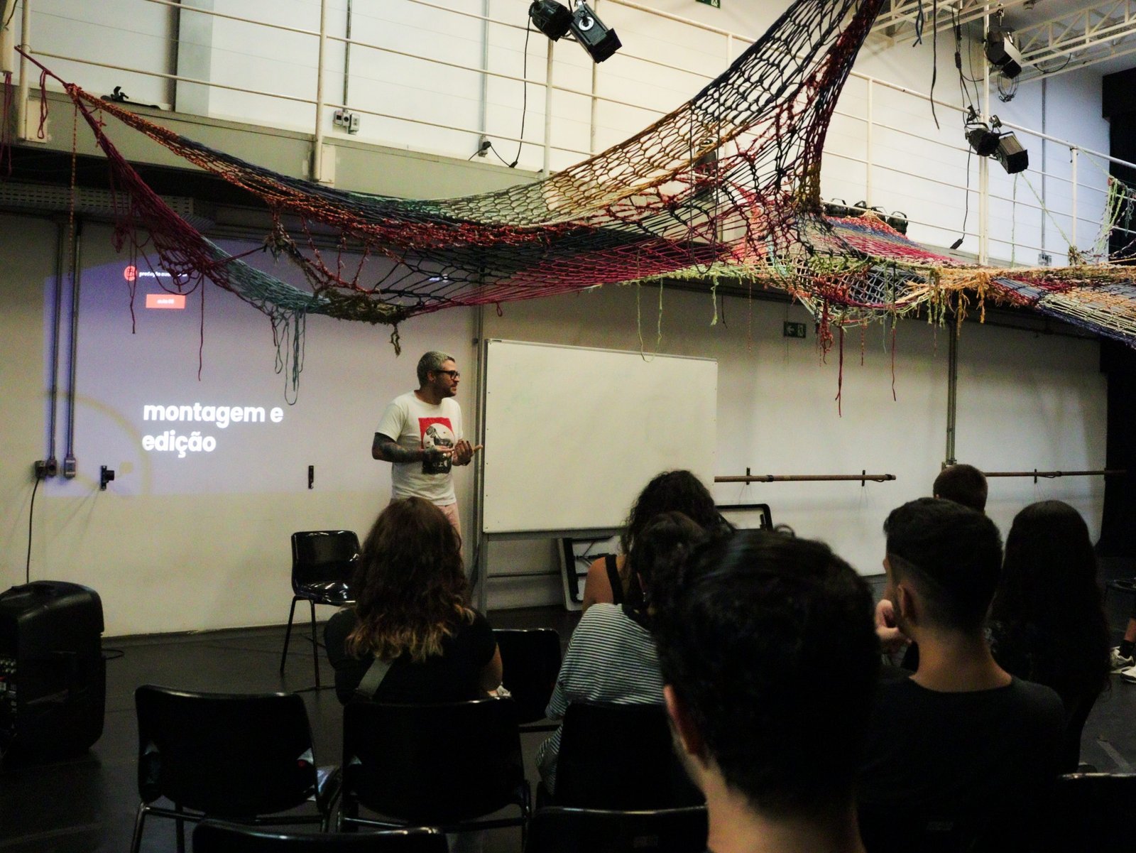 Fotografia colorida de ELA: Curso de produção para audiovisual com Airo Munhoz na Roosevelt