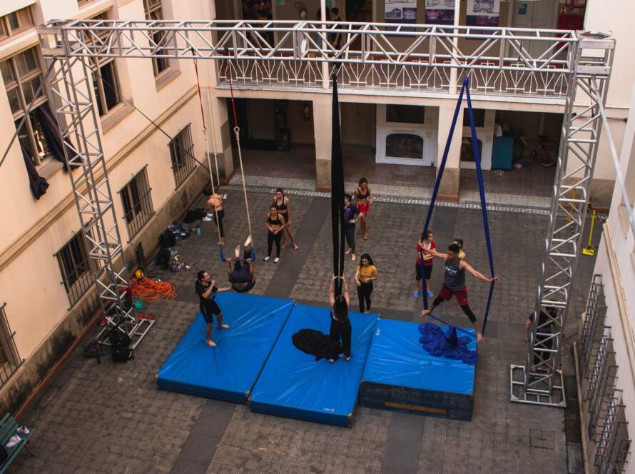 Fotografia colorida de Curso "Iniciação ao Circo"com Lui Castanho e Helen Maria no Brás