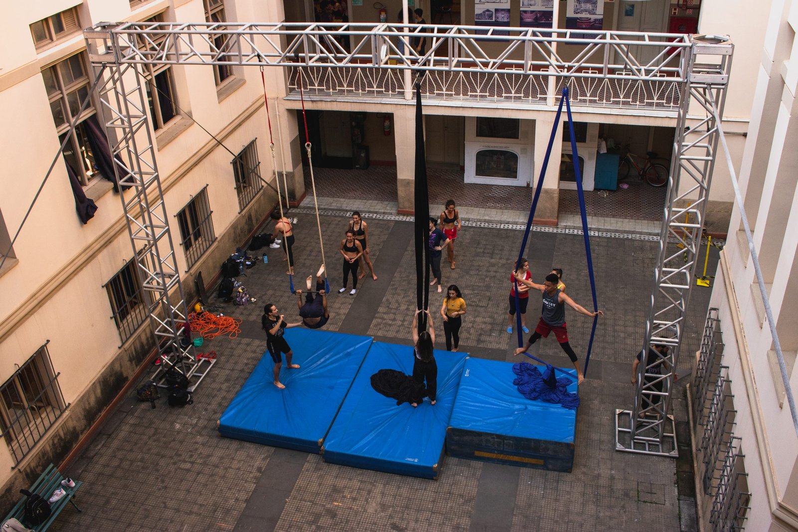 Fotografia colorida de Curso "Iniciação ao Circo"com Lui Castanho e Helen Maria no Brás