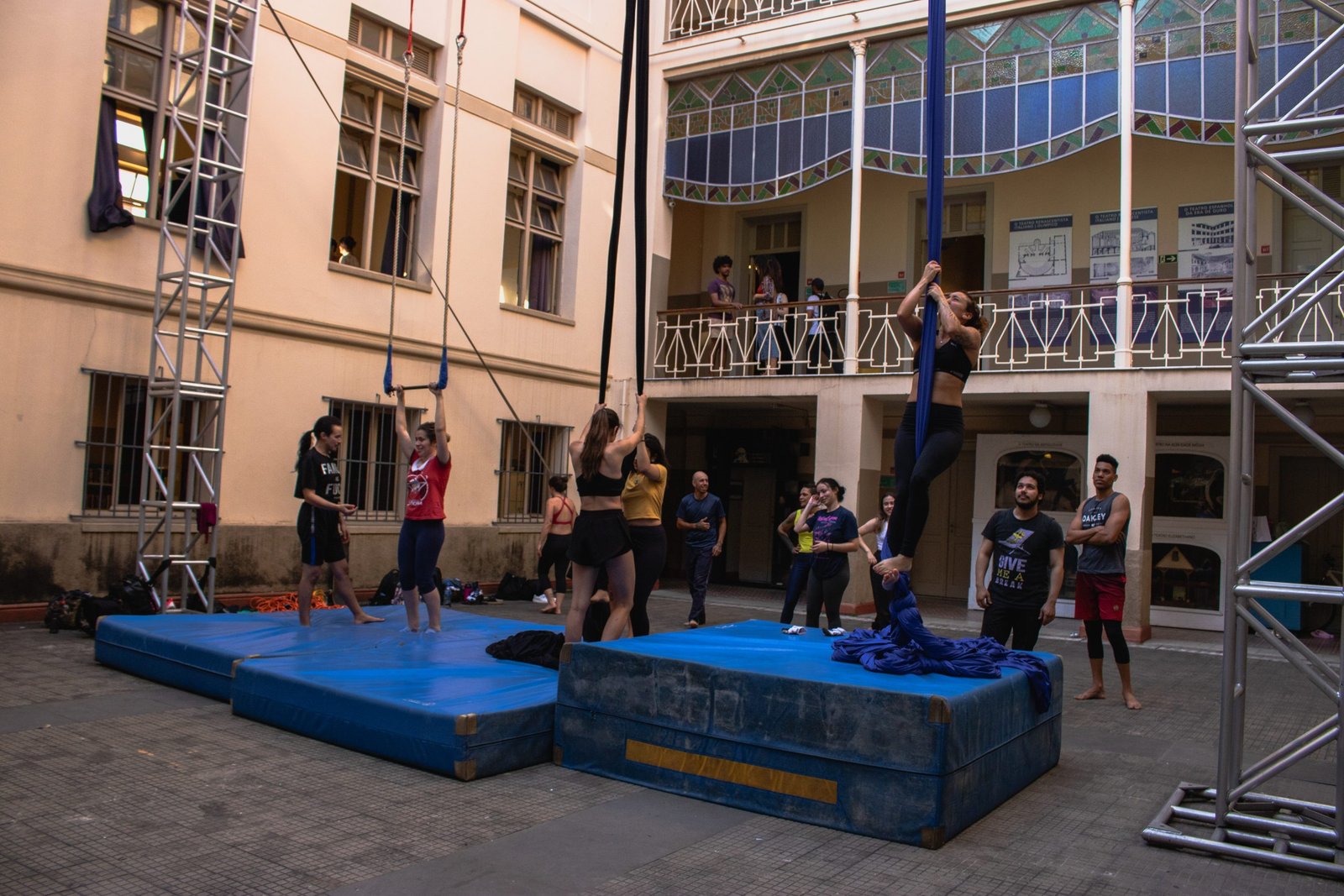 Fotografia colorida de Curso "Iniciação ao Circo"com Lui Castanho e Helen Maria no Brás