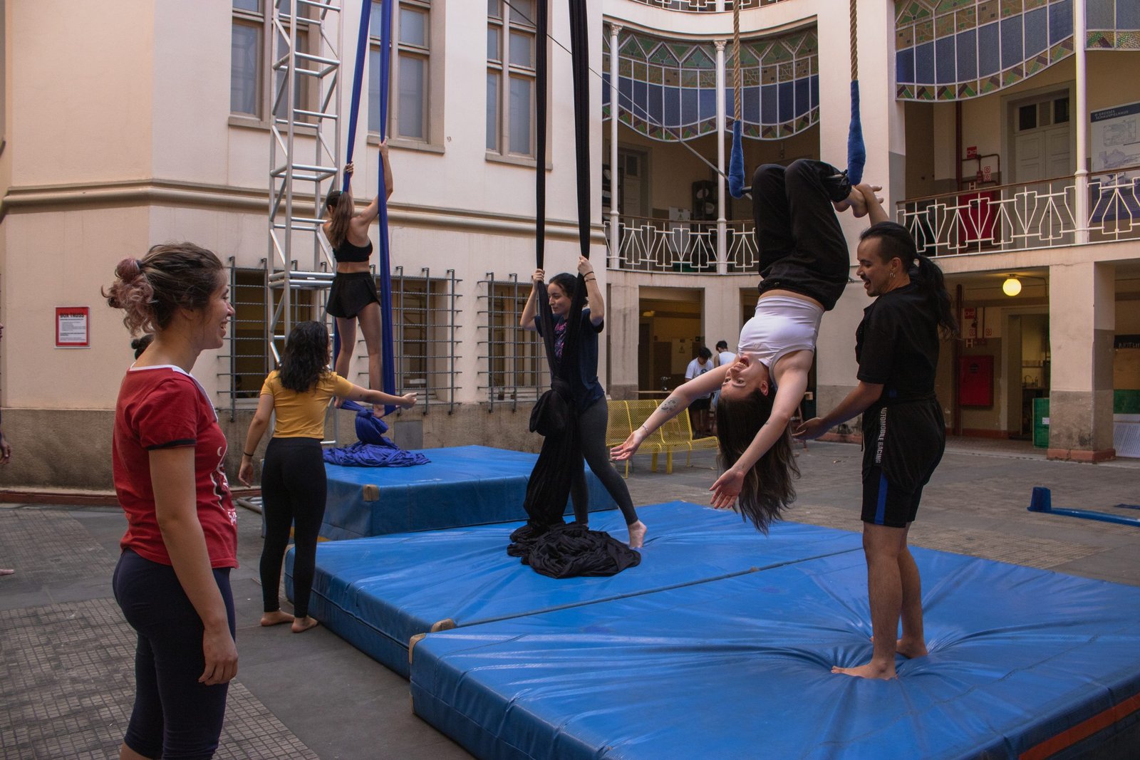 Fotografia colorida de Curso "Iniciação ao Circo"com Lui Castanho e Helen Maria no Brás