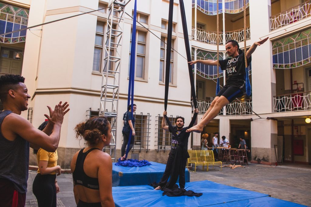 Fotografia colorida de Curso "Iniciação ao Circo"com Lui Castanho e Helen Maria no Brás