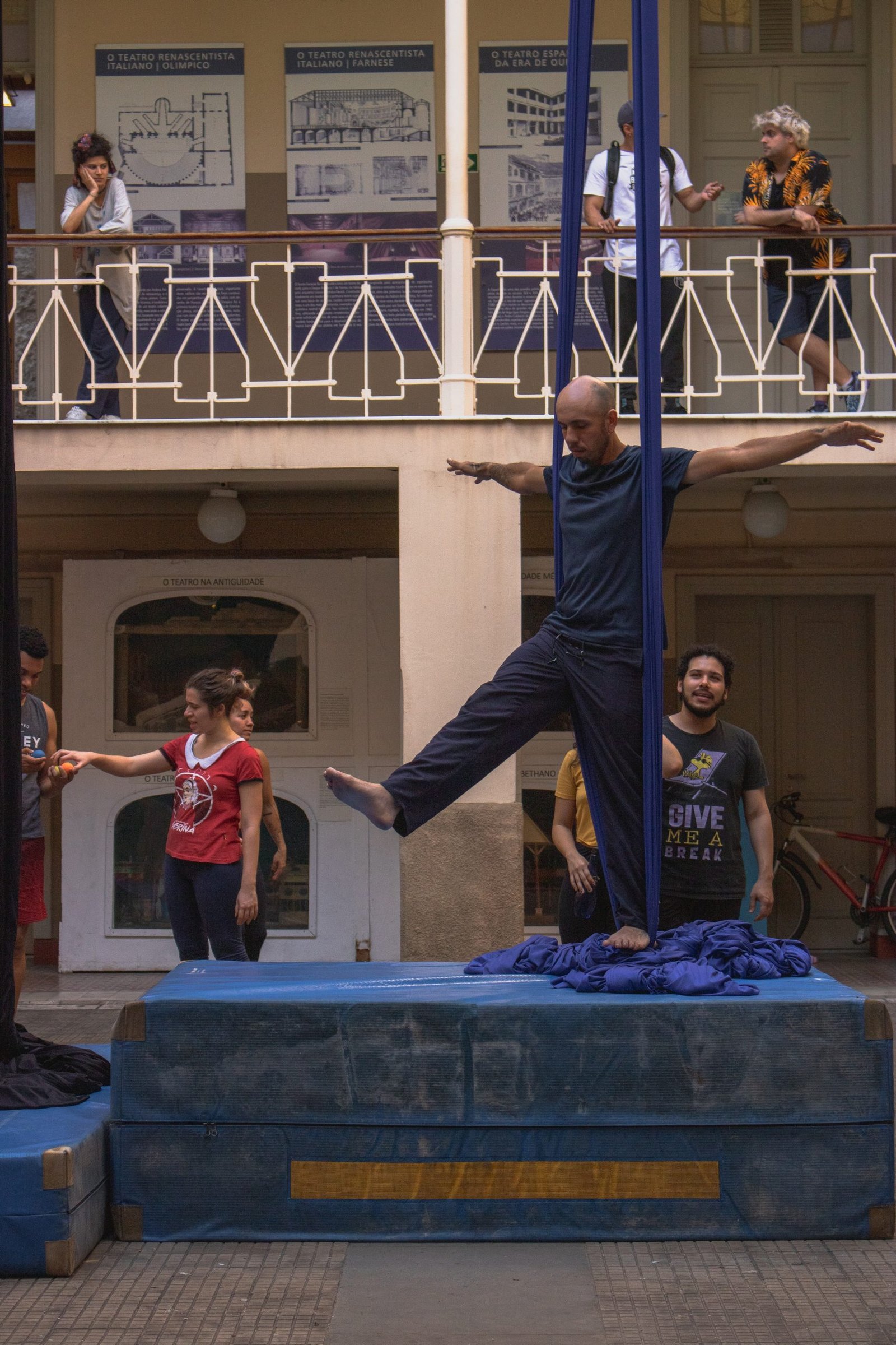 Fotografia colorida de Curso "Iniciação ao Circo"com Lui Castanho e Helen Maria no Brás