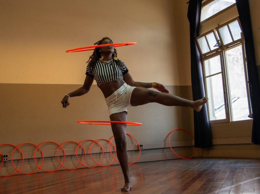 Fotografia colorida de curso de Manipulação e Criação de Bambolê Circense com Pipa Luke no Brás
