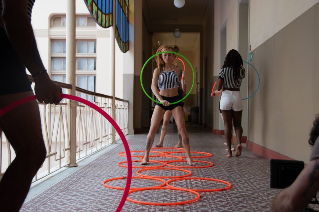 Fotografia colorida de curso de Manipulação e Criação de Bambolê Circense com Pipa Luke no Brás