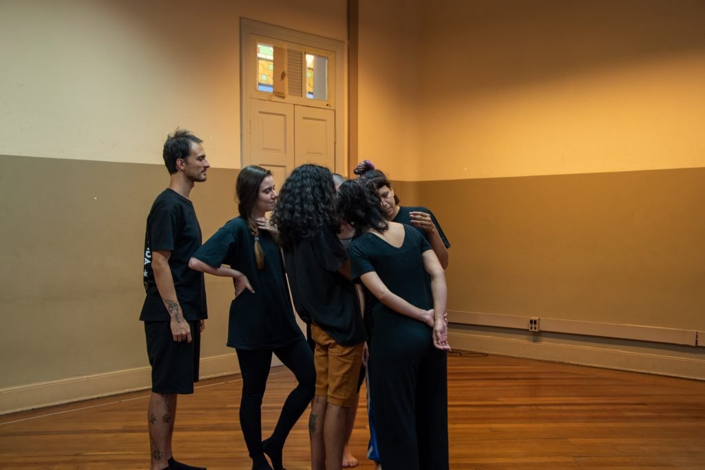 Fotografia colorida de curso Estudos de Materialidades Circenses com Furcifer Scher no Brás