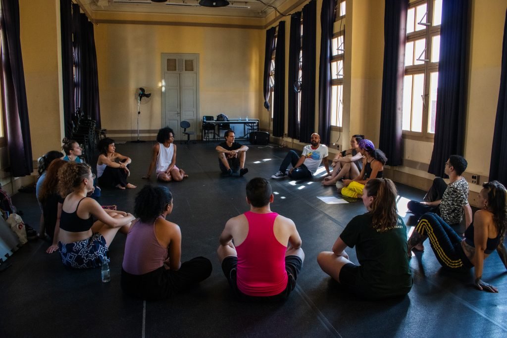 Fotografia colorida de Miguel Arcanjo no curso "Estudos de Materialidades Circenses"com Furcifer Scher no Brás