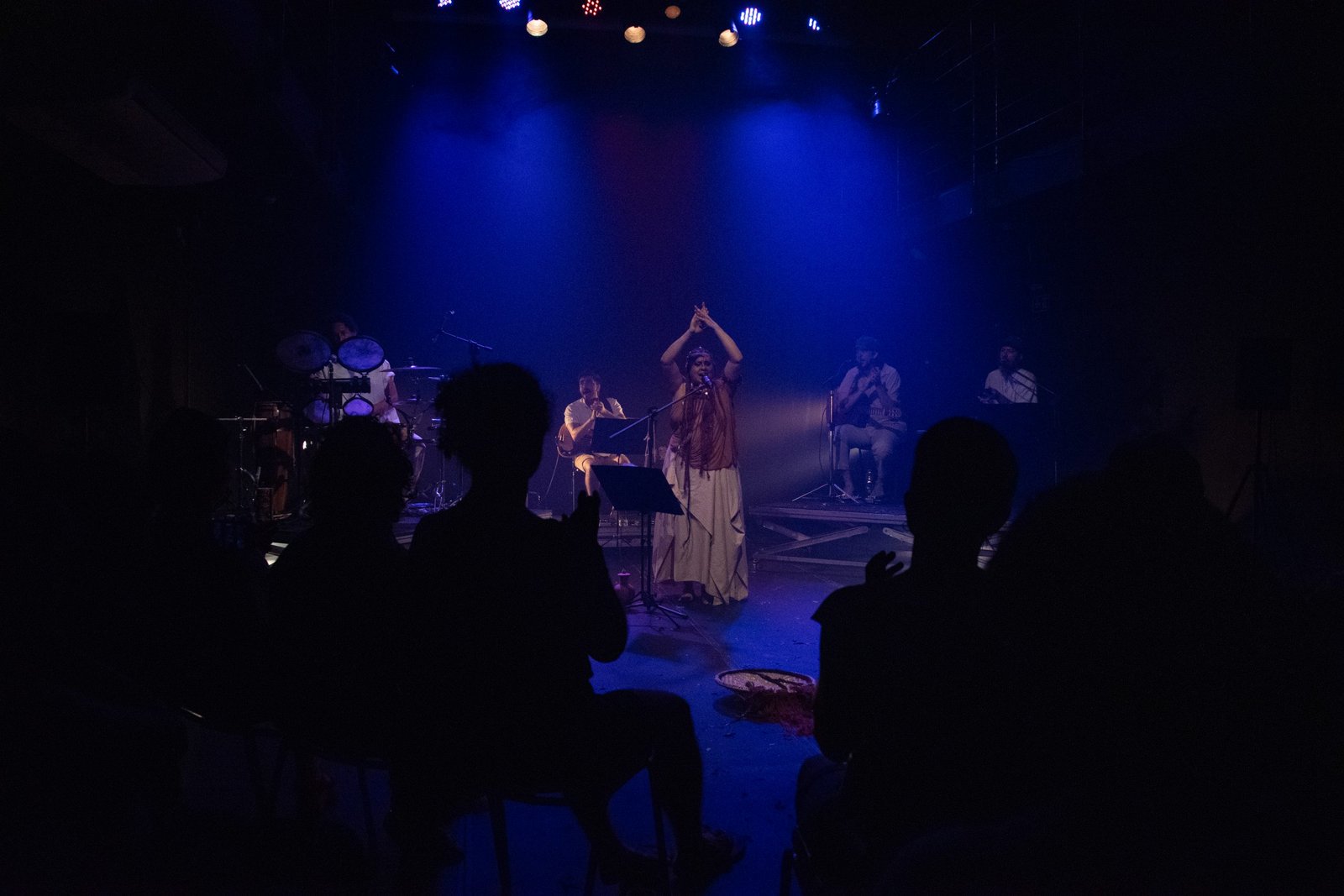 Fotografia colorida de SP Música: Show "Cantos D’alma Negra Entre Sonhos Samba e Lutas" de Tâmara David e Falange Cabocla na Roosvelt