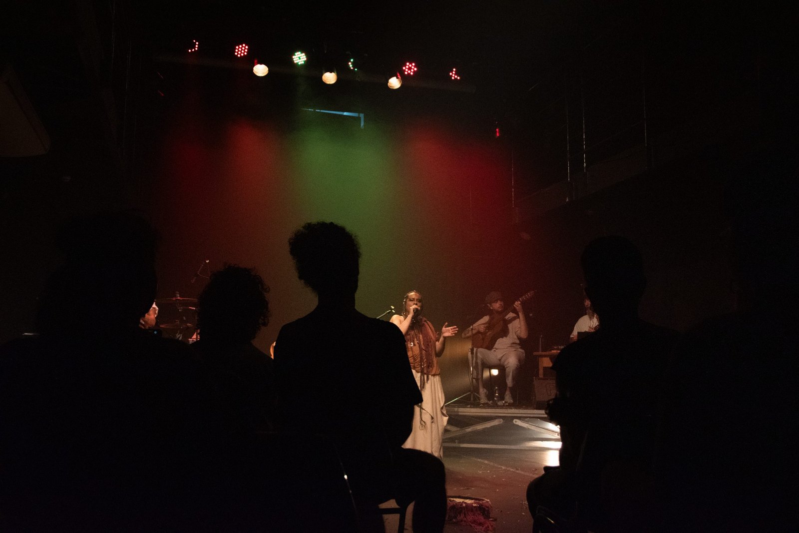 Fotografia colorida de SP Música: Show "Cantos D’alma Negra Entre Sonhos Samba e Lutas" de Tâmara David e Falange Cabocla na Roosvelt