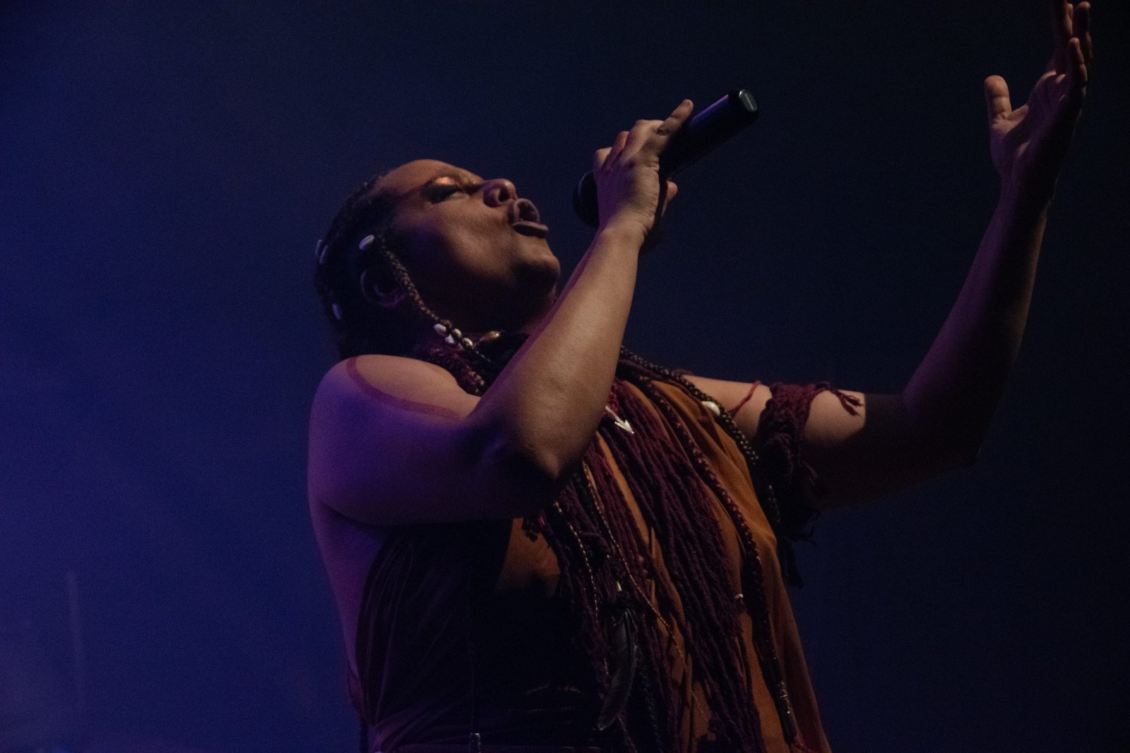Fotografia colorida de SP Música: Show "Cantos D’alma Negra Entre Sonhos Samba e Lutas" de Tâmara David e Falange Cabocla na Roosvelt