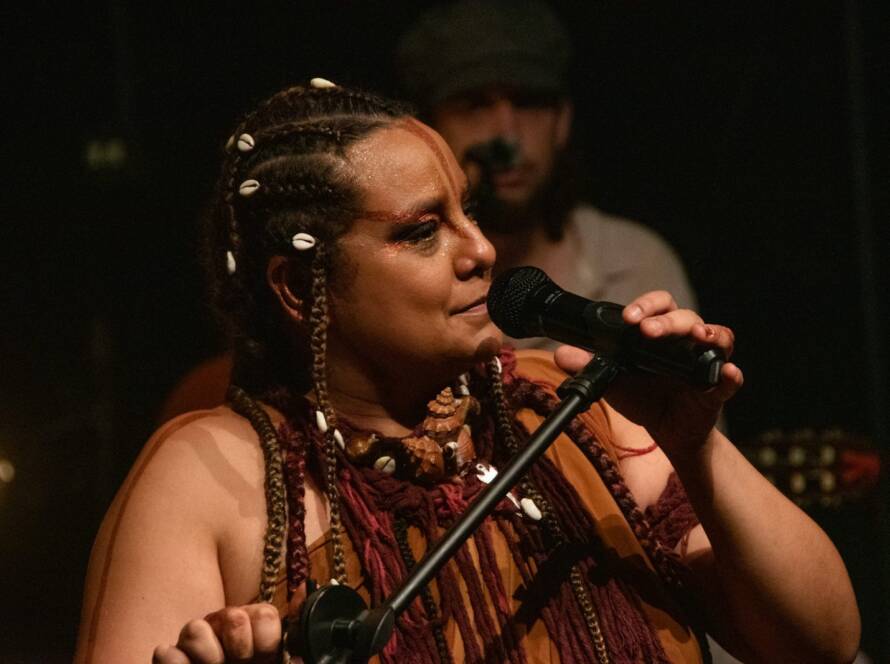 Fotografia colorida de SP Música: Show "Cantos D’alma Negra Entre Sonhos Samba e Lutas" de Tâmara David e Falange Cabocla na Roosvelt