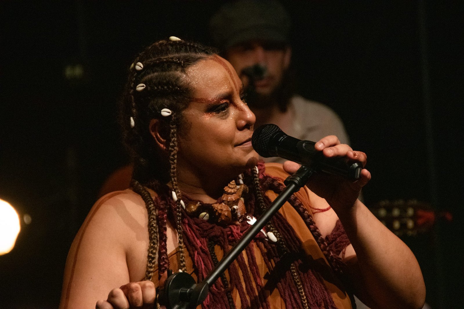 Fotografia colorida de SP Música: Show "Cantos D’alma Negra Entre Sonhos Samba e Lutas" de Tâmara David e Falange Cabocla na Roosvelt