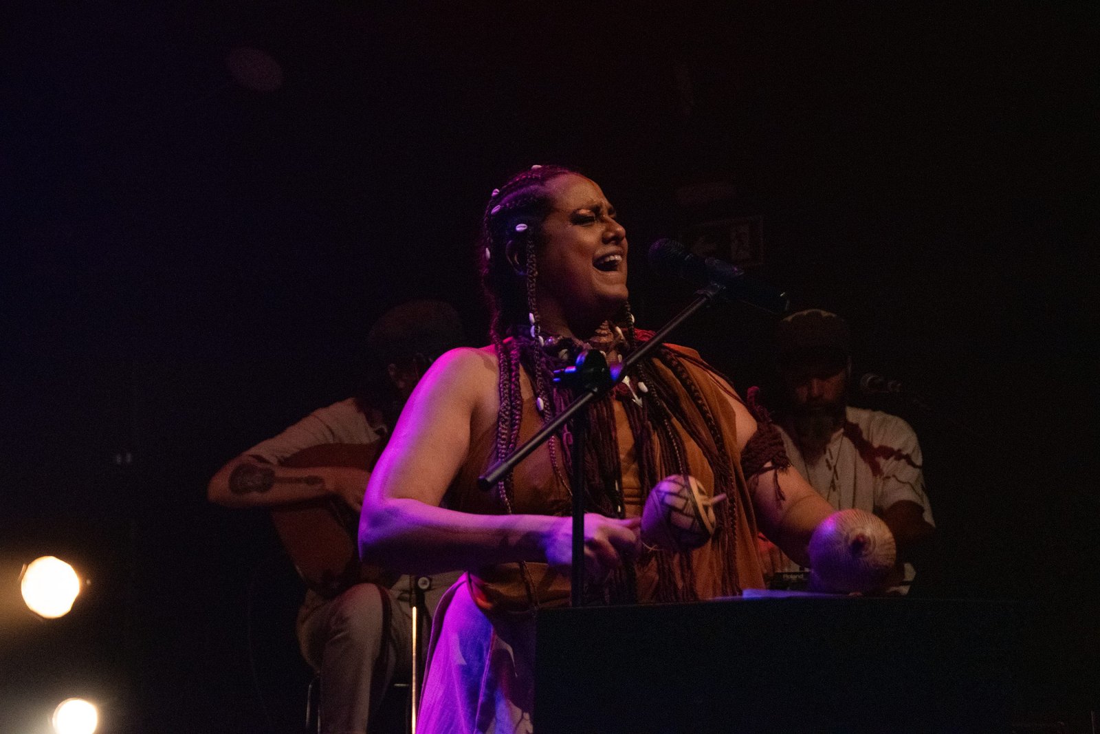 Fotografia colorida de SP Música: Show "Cantos D’alma Negra Entre Sonhos Samba e Lutas" de Tâmara David e Falange Cabocla na Roosvelt