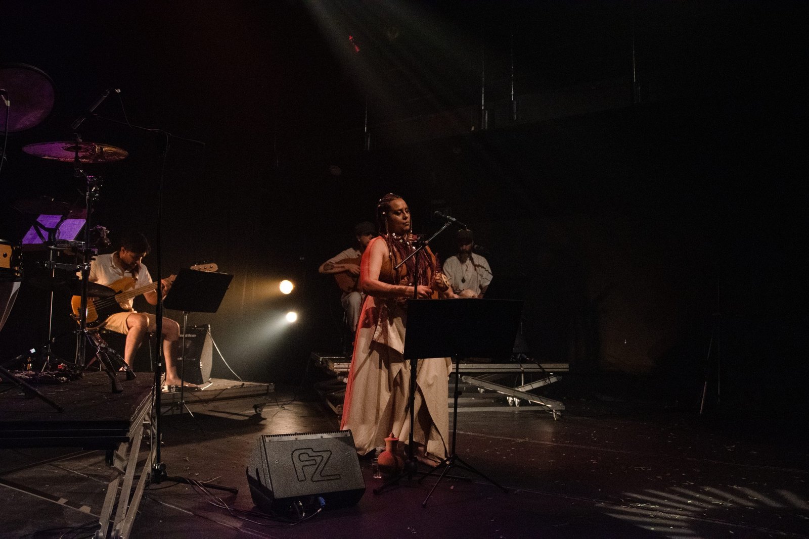 Fotografia colorida de SP Música: Show "Cantos D’alma Negra Entre Sonhos Samba e Lutas" de Tâmara David e Falange Cabocla na Roosvelt